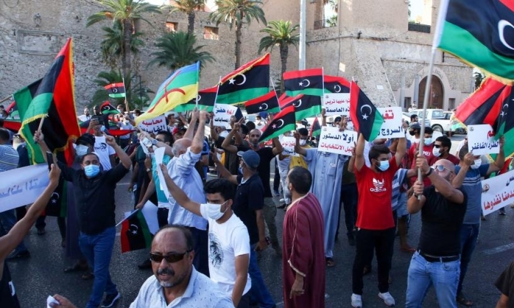 ليبيا / متظاهرون يقتحمون مقر البرلمان في طبرق