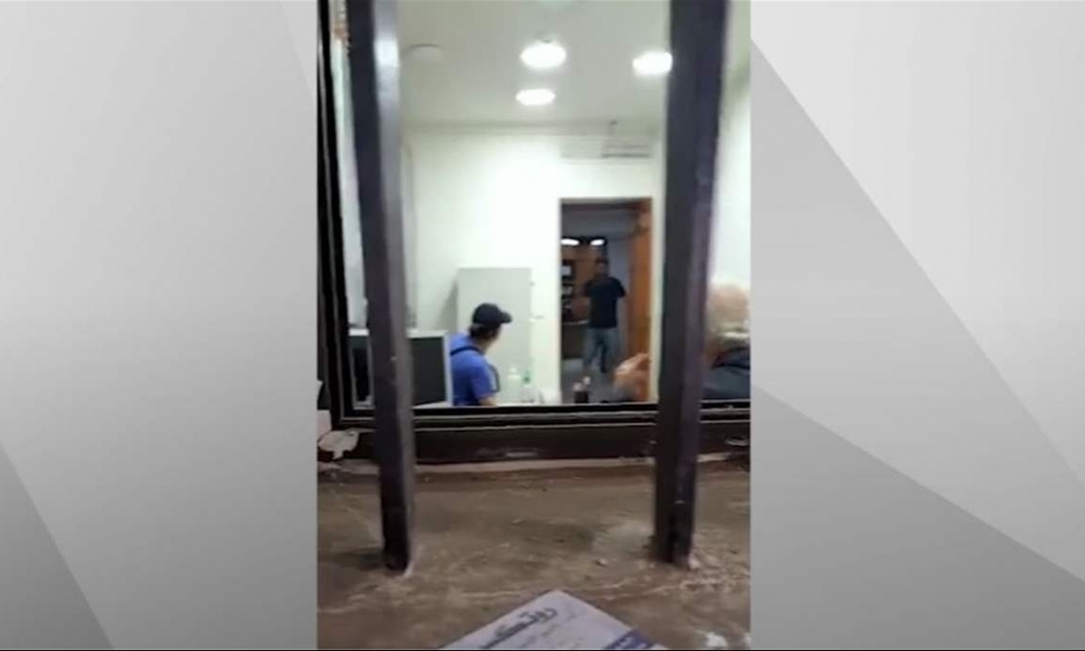 مسلح يحتجز رهائن في مصرف لبناني.. التفاصيل