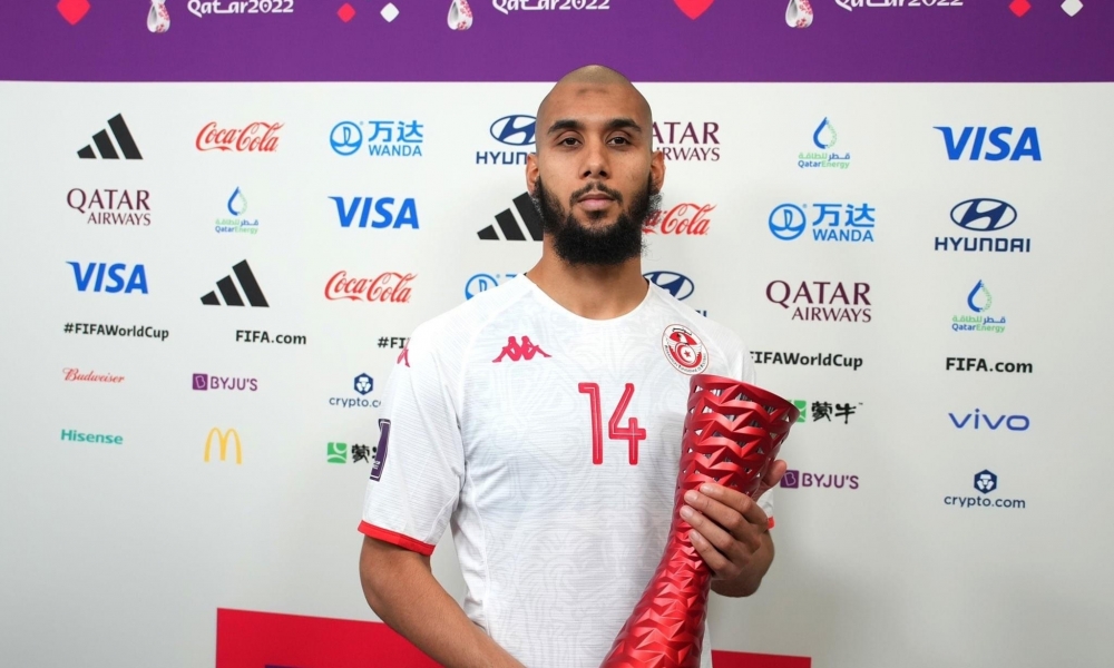 عيسى العيدوني يحصل على جائزة أفضل لاعب في مباراة تونس والدنمارك 