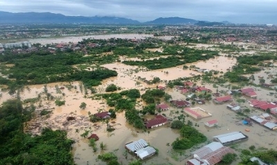 14 قتيلا جرّاء فيضانات وانهيار أرضي في جزيرة إندونيسية