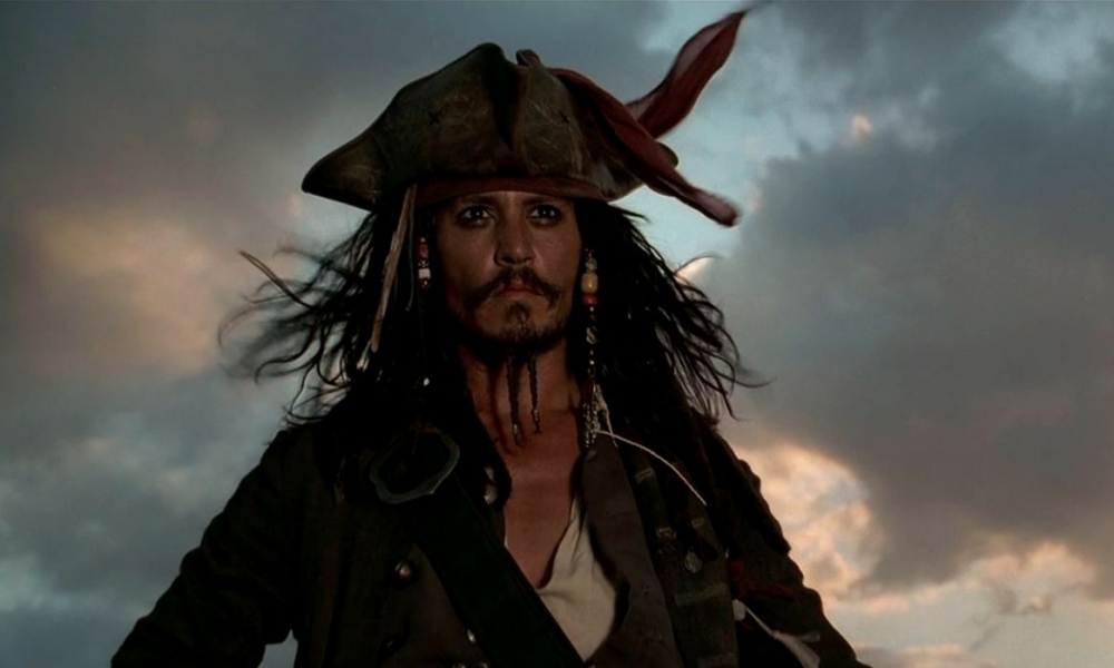 جوني ديب بطل pirates of the caribbean يعنف زوجته ويرشقها بهاتفها الجوال