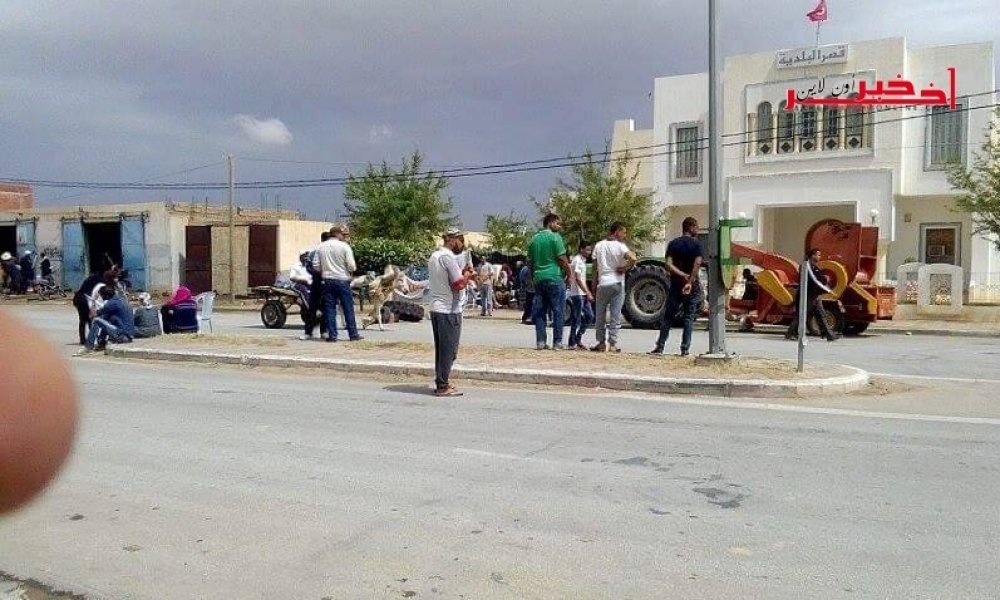  منزل بوزيان/ غلق  الادارات  و قطع الطريق الرئيسية  و منع مرور شاحنات الفسفاط