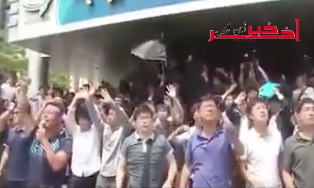 بالفيديو/ كوريا الجنوبيّة: متظاهرون يرشقون رئيس الوزراء بالبيض