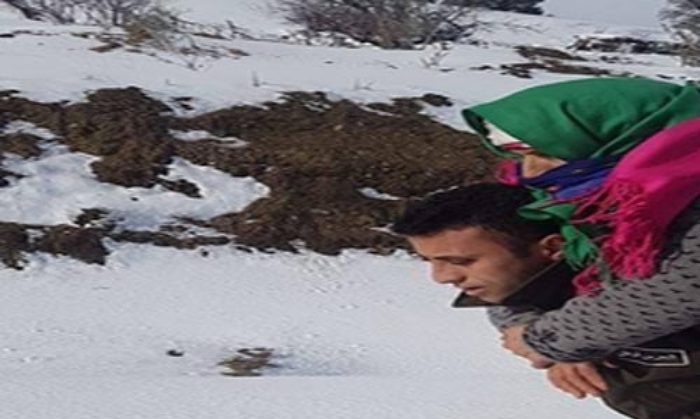 Sa photo a trouvé un large écho Le chef de la brigade nationale portant une vieille femme sur son dos parle à Ekher Khabar Online