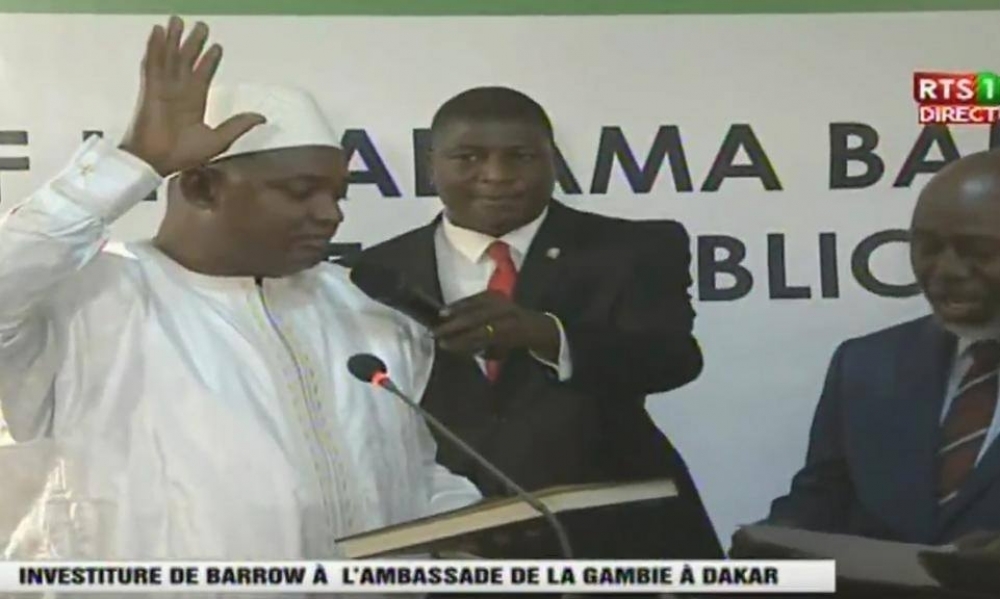  En photo-Le président Gambien prête serment à l’ambassade du Sénégal