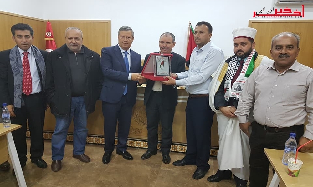 بالصور/ الاتحاد العام التونسي للشغل يكرّم فريق ترجي وادي النيص الفلسطيني