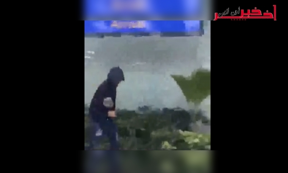 فيديو / شاهد العكايشي يهرب من الكاميرا في مطار الملك عبد العزيز بالسعودية