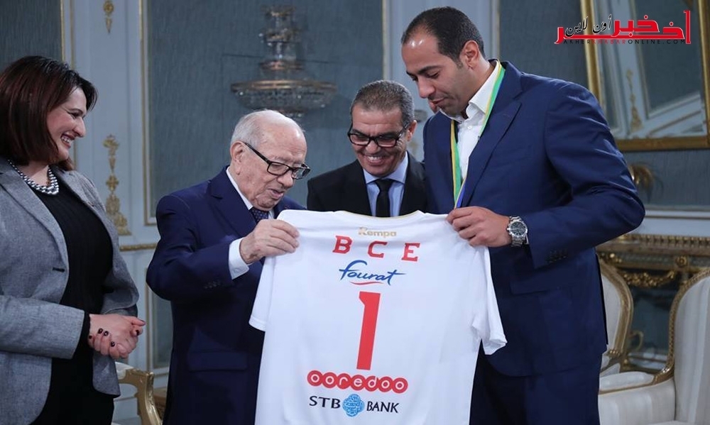 بالصور/ رئيس الجمهورية يستقبل أبطال إفريقيا لكرة اليد