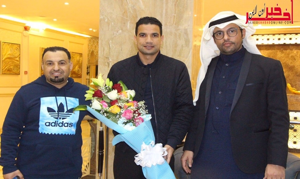 بالصور/ أيمن المثلوثي يصل إلى السعودية للإلتحاق بنادي الباطن