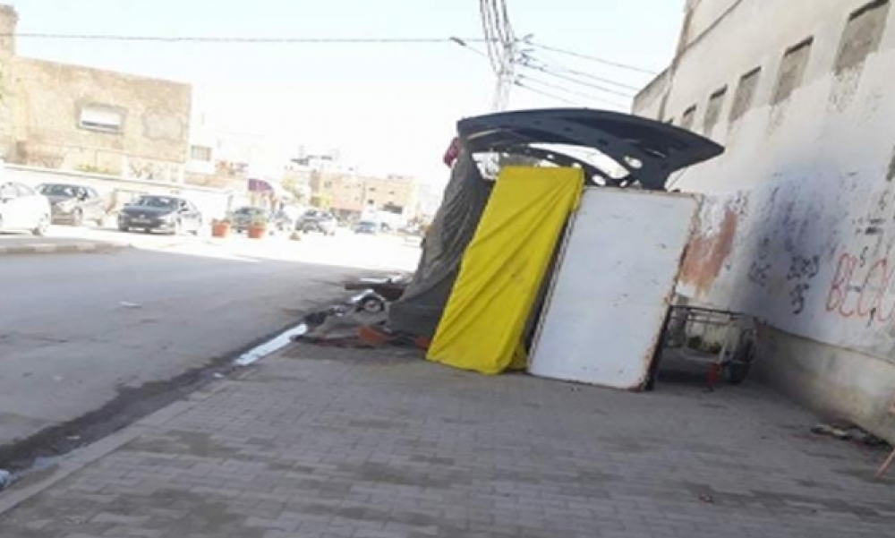    رواد- اريانة : مواطن يحوّل محطة الحافلات بالغزالة إلى مأوى له و البلدية تتدخل 