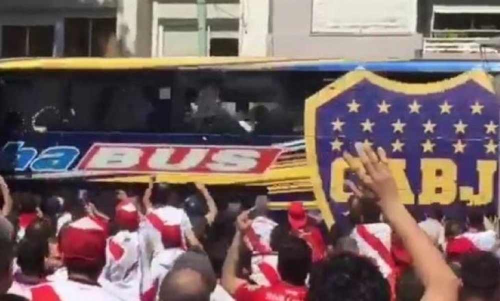عاجل/ الإعتداء على حافلة بوكا جونيورز من طرف جمهور ريفر بلايت وإمكانية تأجيل إياب نهائي كأس ليبرتادورس