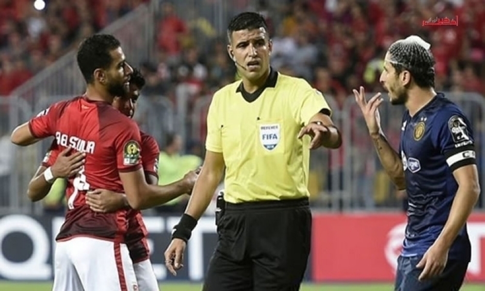 الإتحاد الإفريقي لكرة القدم يفرض حظرا إعلاميا على الحكمين مهدي عبيد وسيكازوي إلى حين استكمال التحقيقات معهما