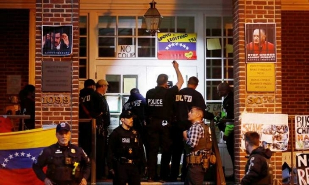 في سابقة غريبة ...الشرطة الامريكية تقتحم سفاة فنزويلا في واشنطن و تعتقل  مجموعة من امن السفارة 
