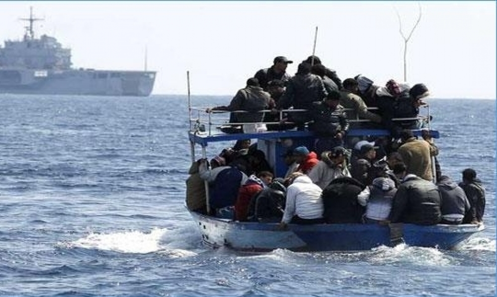 تعطل مركبهم: جيش البحر ينقذ 14 تونسيا أبحروا خلسة من سواحل جرجيس باتجاه إيطاليا