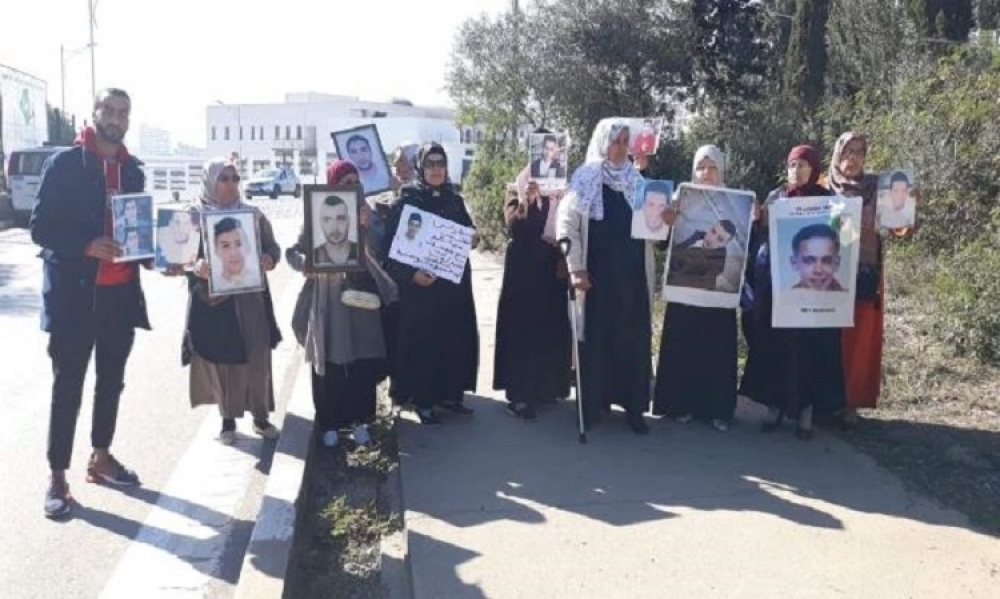 تزامنًا مع زيارة قيس سعيد إلى الجزائر، إعتصام لعائلات جزائريّين مفقودين في تونس 