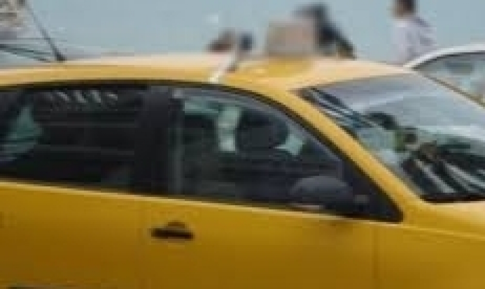 صفاقس :قبل الافطار ...بسبب خلاف مروري سائق تاكسي يعتدي برافعة حديدية على اطار بنكي 