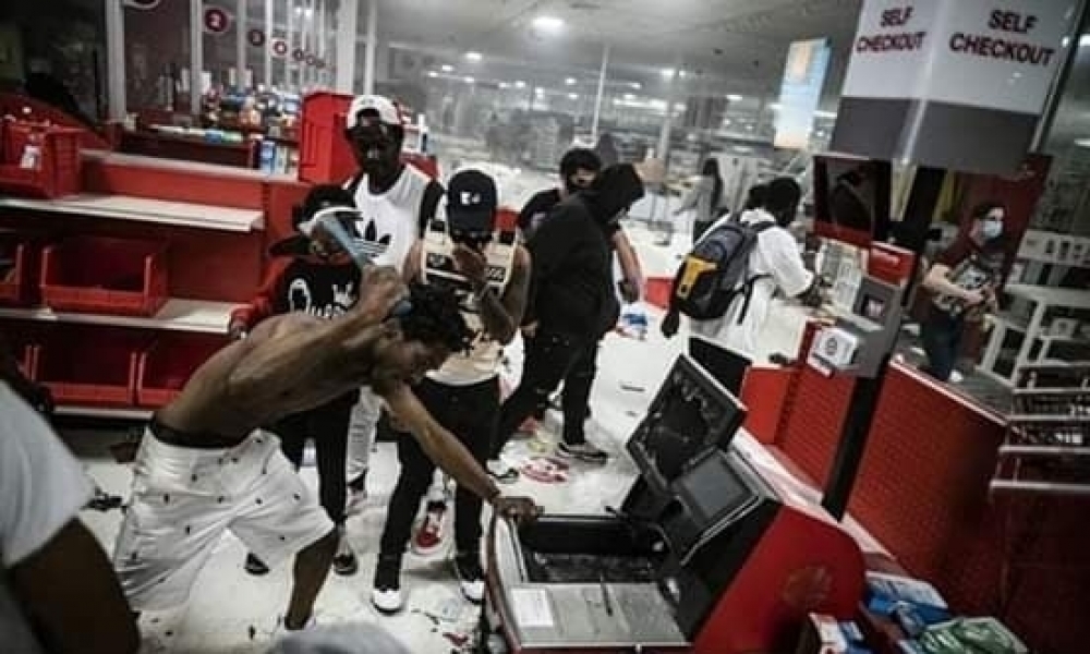 صور /  الولايات المتحدة: قتيل خلال إحتجاجات على قتل الشرطة لـ"رجلٍ أسود"