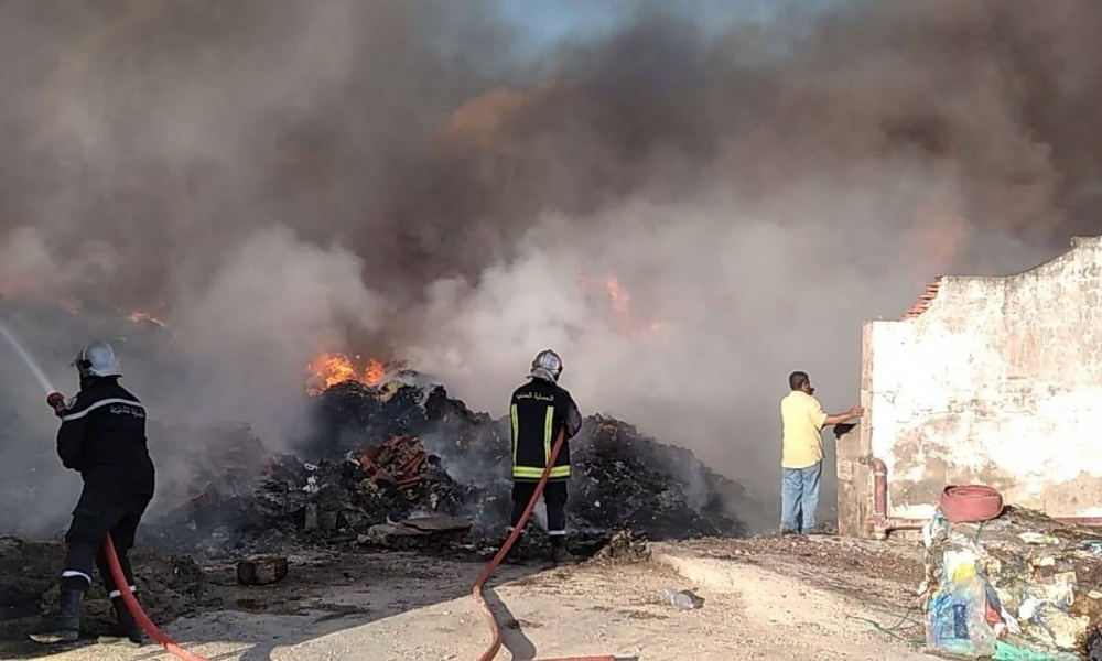 اتت على 8000 طن ...السيطرة نسبيا على حريق مصنع تحويل الملابس المستعملة بمنزل جميل 