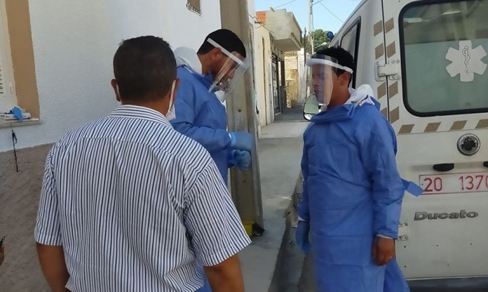صور / القيروان : أخذ عيّنات لعددٍ من المشتبه بإصابتهم بكورونا