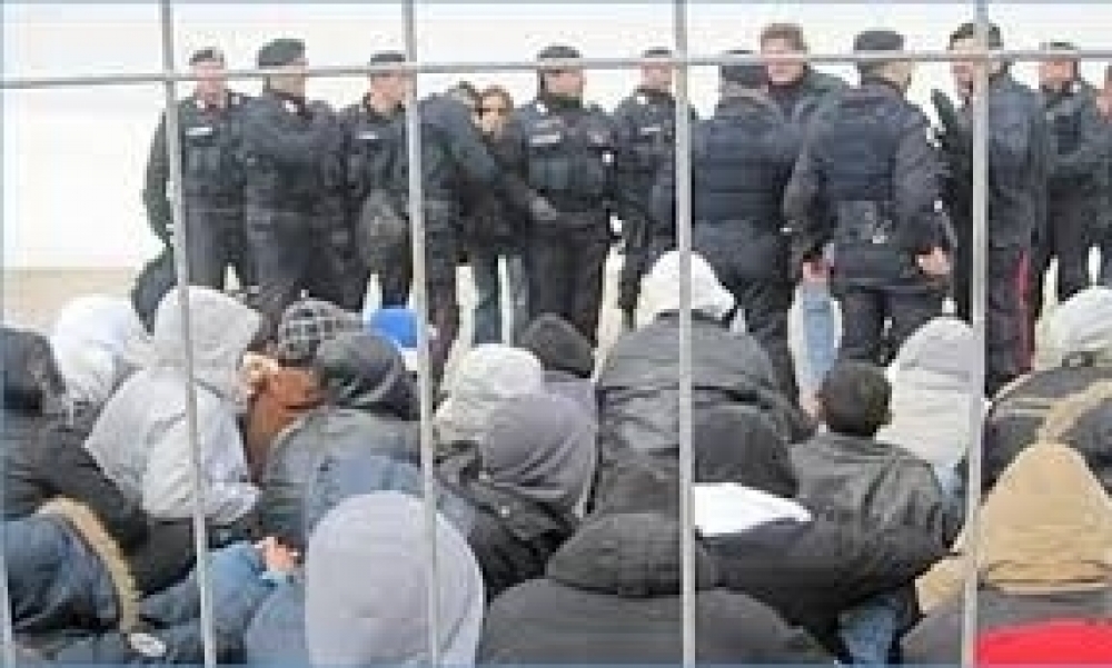 ترحيل 80 تونسيّا أسبوعيّا من إيطاليا، هؤلاء غير معنيّين بالترحيل... وهكذا تتم العمليّة 