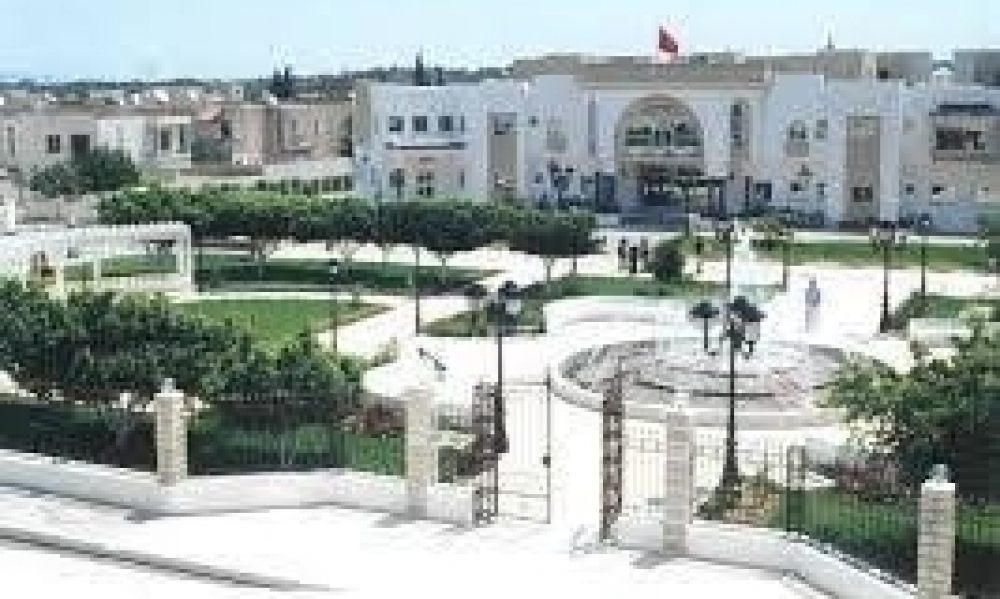 بلديّة حمام الشط تقاضي شركة مقاولاتٍ بسبب تأخّر أشغال تعبيد الطرقات