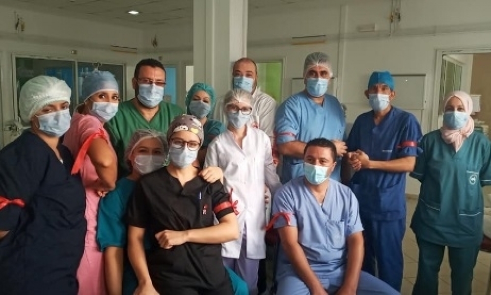 صور - المنستير / الإطار الطبّي وشبه الطبّي بمستشفى فطومة بورقيبة يحمل الشارة الحمراء
