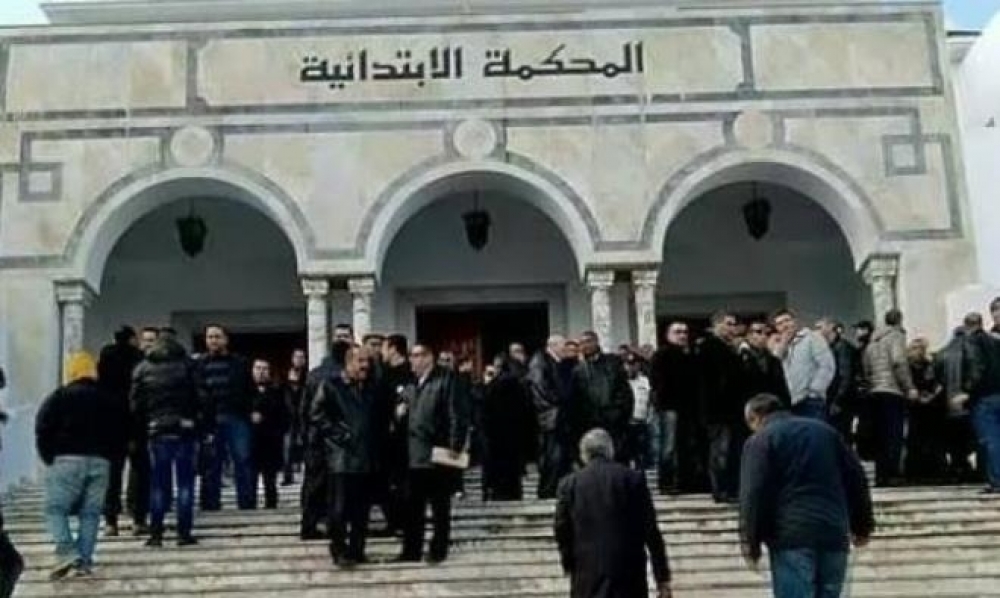 قضية "الاعتداء" على المحامية نسرين القرناخ .. القضاء يقرر الإبقاء على رئيس مركز الأمن بالمروج الخامس في حالة سراح
