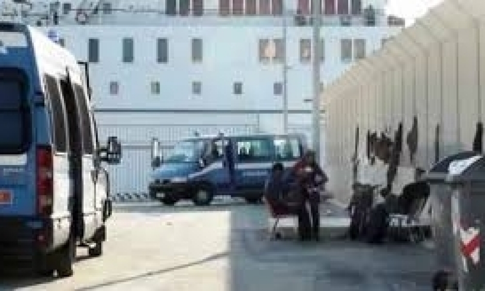 إيطاليا / مواجهات بين الأمن الإيطالي و مهاجرين تونسيّين إحتجاجًا على ظروف الإحتجاز