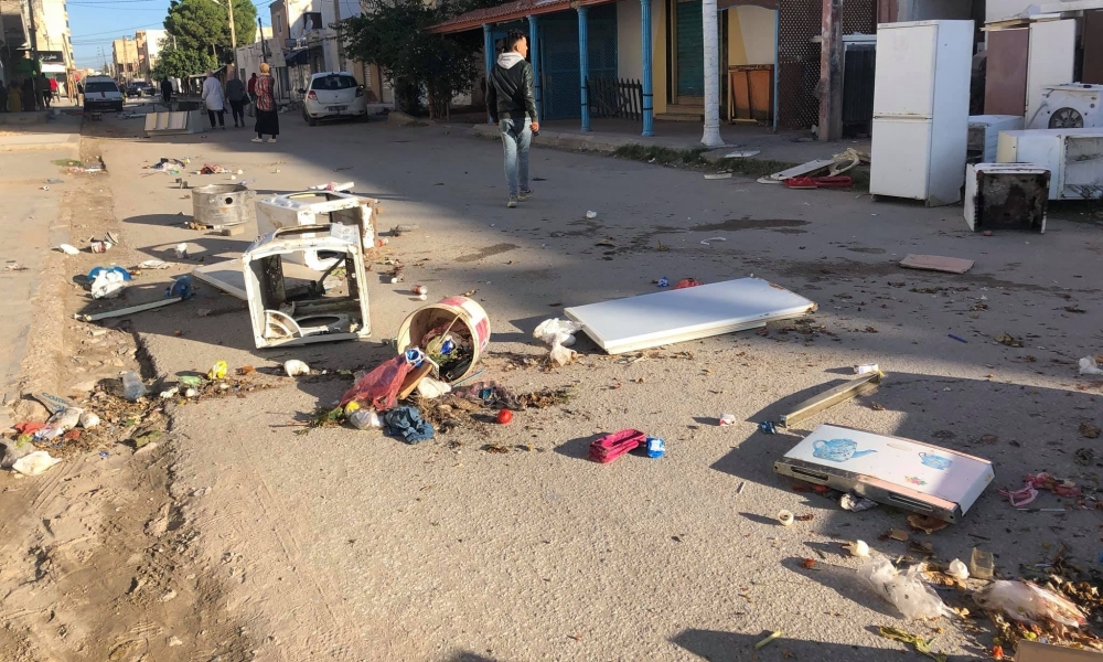 صور - سبيطلة / وفاة كهلٍ كان نائمًا داخل كشك فوضوي أثناء تنفيذ قرار هدم وحالة إحتقان بالجهة