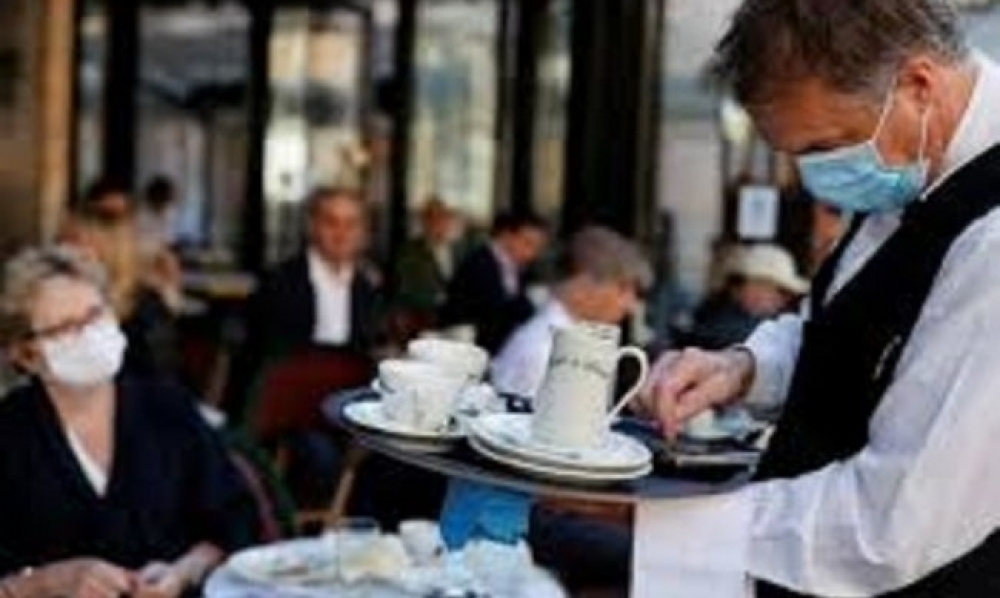 العاصمة / أصحاب المقاهي والمطاعم ينفّذون وقفة إحتجاجيّة للمطالبة بإعادة العمل بالكراسي والطاولات