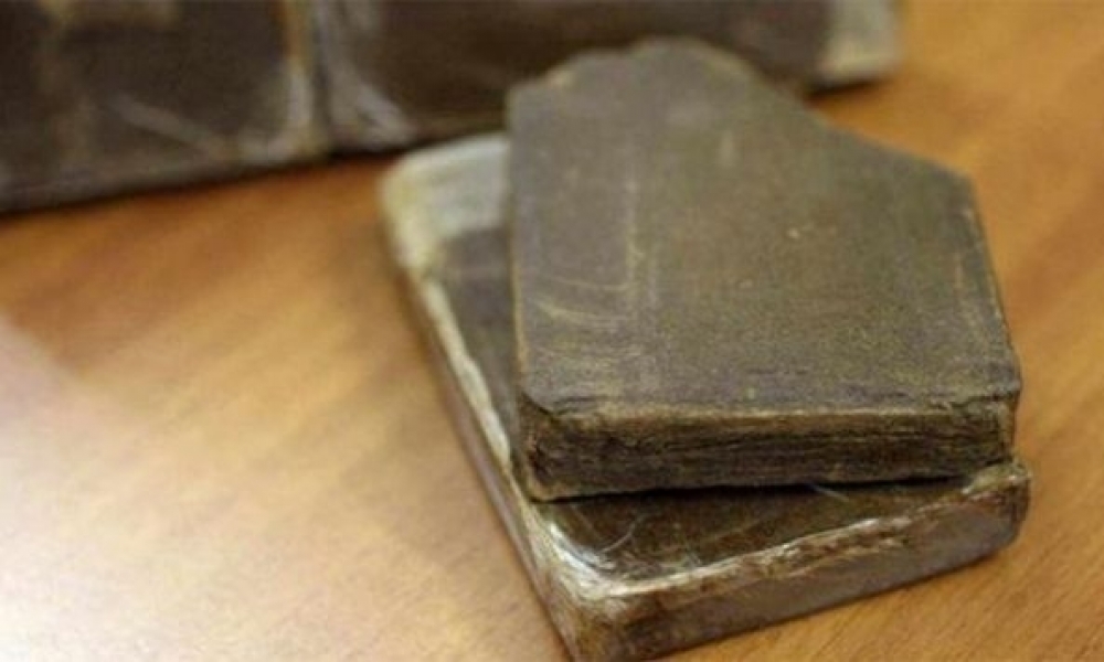 برج العامري / القبض على مروّج مخدّرات وحجز صفيحتَيْ "زطلة" و90 قرصًا مخدّرًا
