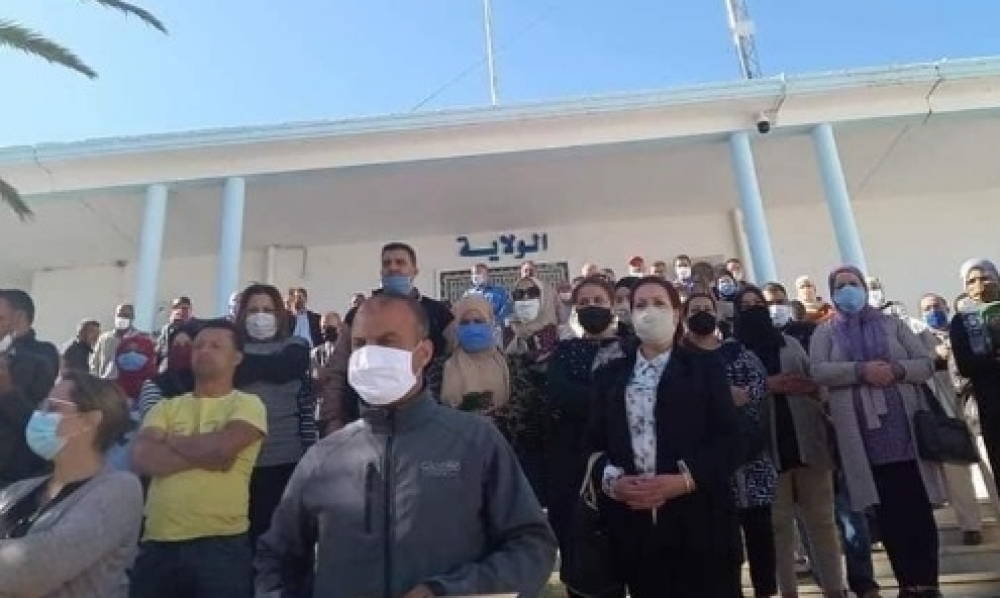 صور / أهالي القصرين ينفّذون وقفة إحتجاجيّة مطالبين بإرجاع الوالي محمد شمسة