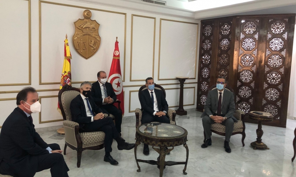 وسط "تعتيمٍ" من الجانب التونسي، وزير الداخليّة الإسباني يلتقي رئيس الحكومة ووزير الداخليّة وتحذيرات من إتفاقٍ يمسّ المهاجرين التونسيّين