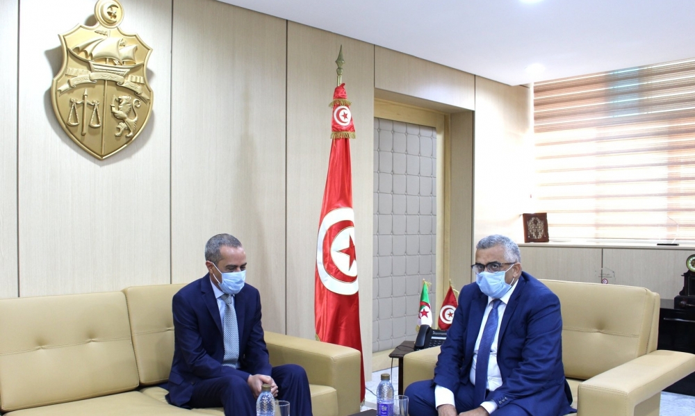 في لقاء وزير العدل بسفير الجزائر بتونس، مشروعا إتفاقيّتان في مجال التسليم والتعاون القضائي