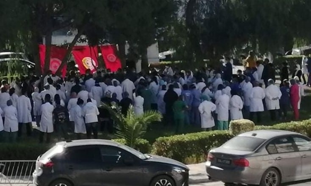 صور / أعوان الصحة بمستشفى "المنجي سليم" بالعاصمة ينفّذون وقفة إحتجاجيّة