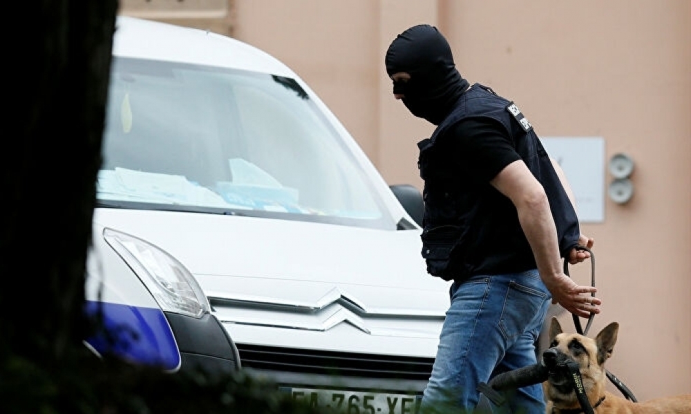 وسائل إعلام فرنسية: اعتقال رجل يحمل سكينا كان يخطط لشن هجوم في ليون