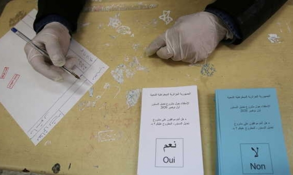 بنسبة مشاركة محتشمة، 66.80 بالمائة من الجزائريّين المشاركين في الإستفتاء يؤيّدون تنقيح الدستور