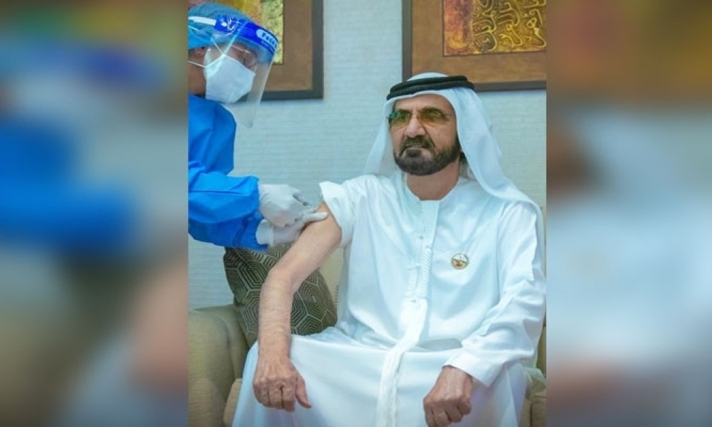 حاكم دبي يتلقى لقاحا ضد فيروس كورونا 