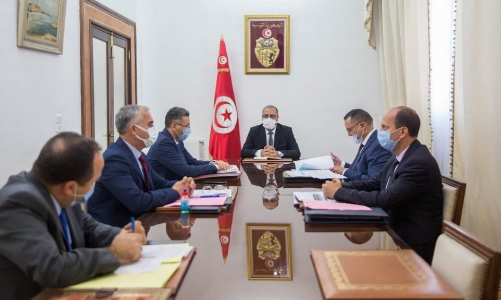 رئيس الحكومة يشرف على جلسة عملٍ بحضور وزير الداخليّة وقيادات أمنيّة عليا