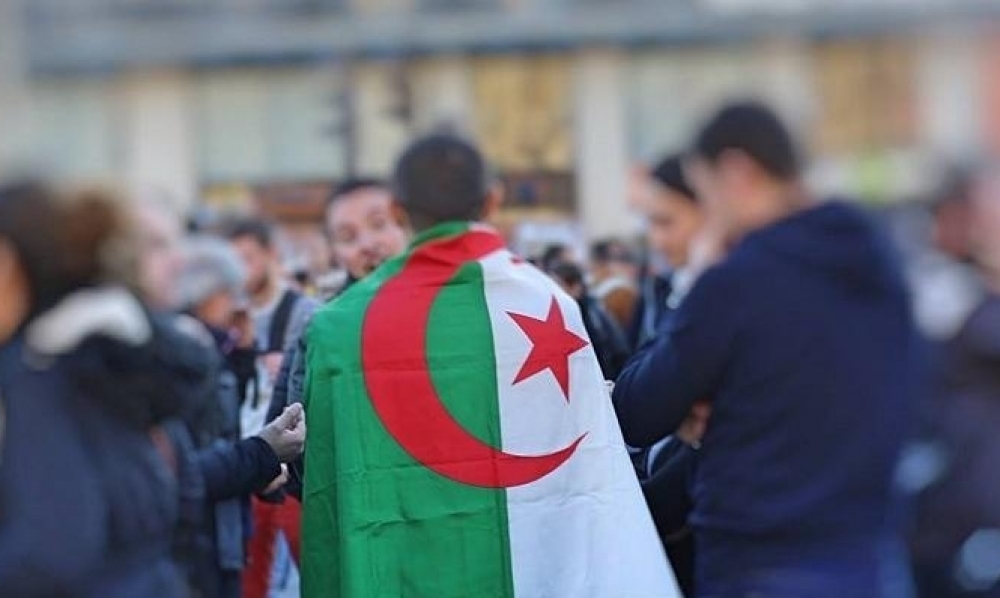 بعد 9 أشهرٍ من إغلاق الحدود، جزائريّون يحتجّون أمام سفارة بلدهم في تونس للمطالبة بإجلائهم