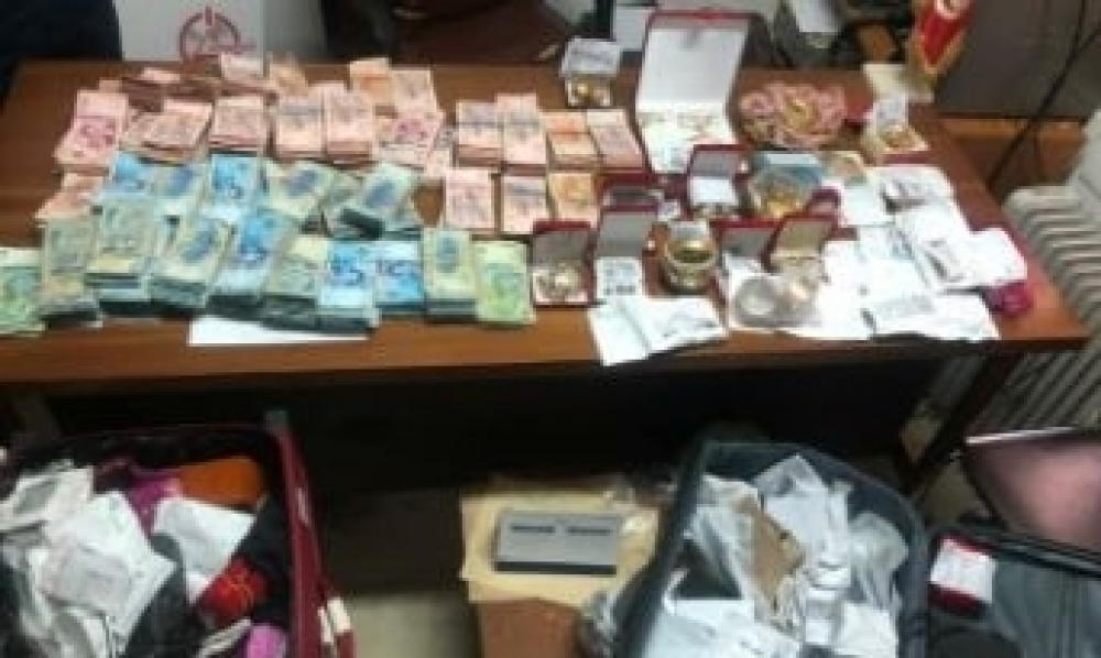 صور / يقرض حرفاءه بفوائض، القبض على شخصٍ يمارس عمليّاتٍ مصرفيّة دون ترخيص وقيمة المحجوز تتجاوز المليار