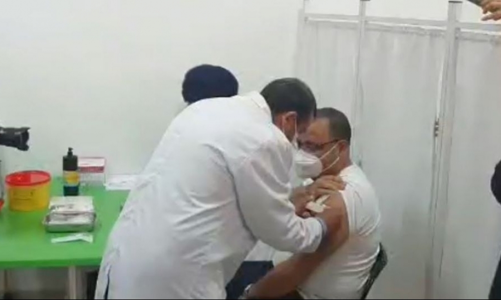 هشام المشيشي يتلقّى الجرعة الأولى من اللقاح المضادّ لكورونا