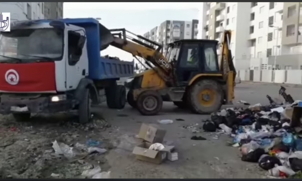بلدية الكرم تتدخل لرفع الفضلات و تنظيف النقاط السوداء بالمروج بسبب إضراب مفتوح ينفذه أعوان النظافة بالمنطقة 