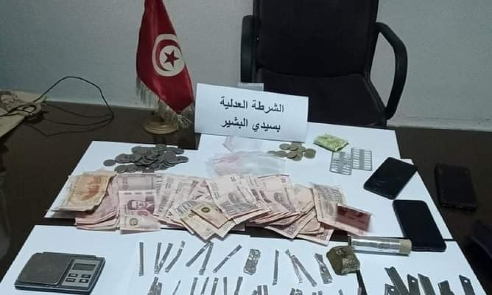سيدي البشير : القبض على مروج مخدرات و حجز مبلغ مالي 