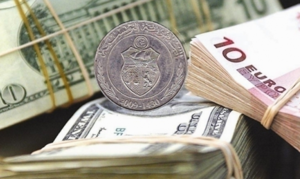 الدينار التونسي يتراجع أمام الأورو ويتحسّن مقابل الدولار