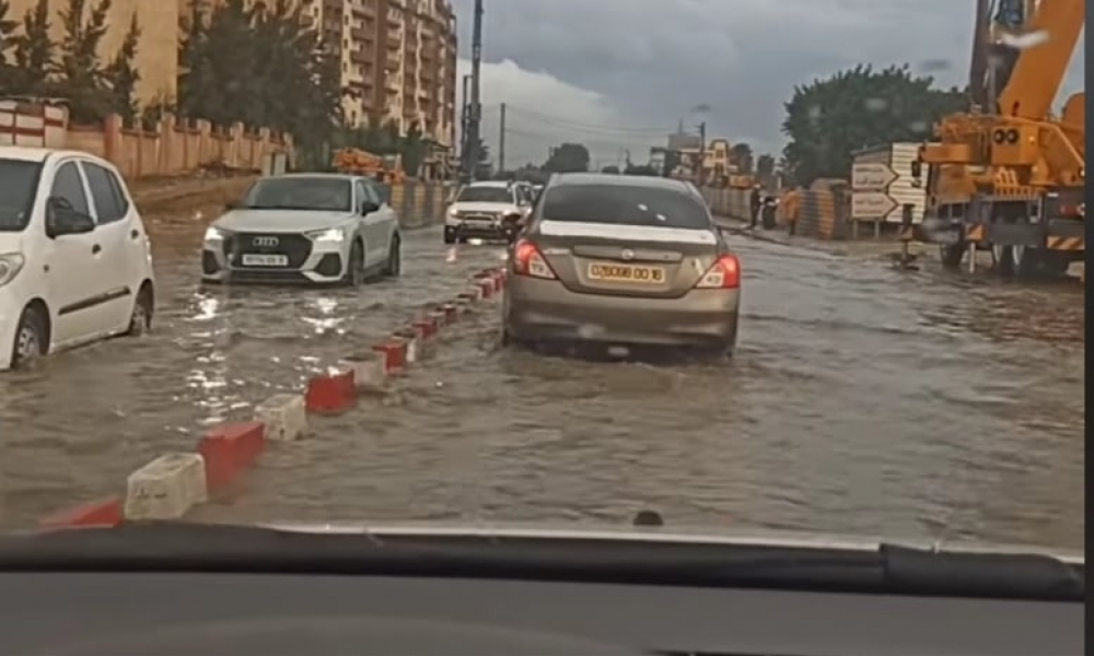 الجزائر:  أمطار غزيرة تتسبّب في تسرّب المياه الى محلات وأحياء سكنية وقطع بعض الطرقات