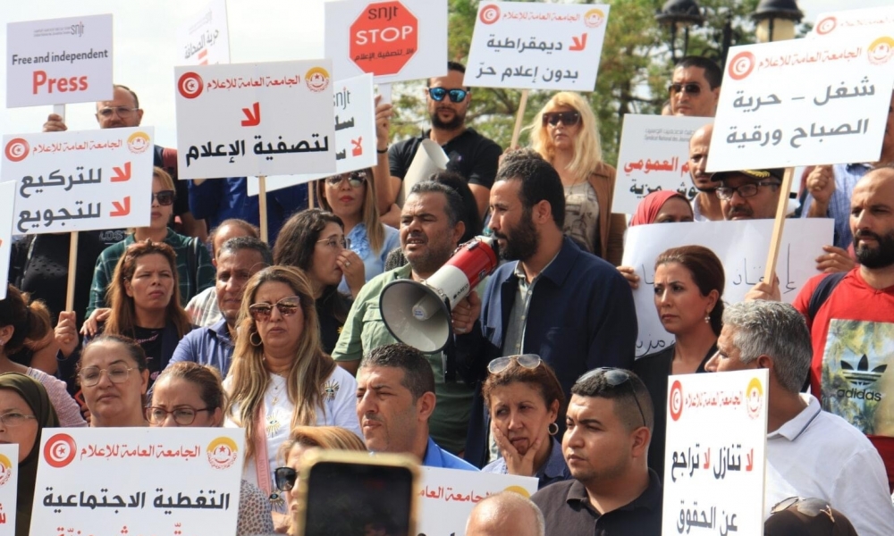 وقفة احتجاجية أمام قصر الحكومة بالقصبة للمطالبة بتسوية وضعيات بعض المؤسسات الاعلامية