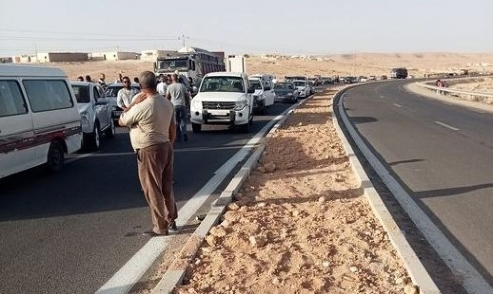 محتجون يغلقون الطريق الرابطة بين قابس والحامة للمطالبة بحق أبنائهم في التعليم