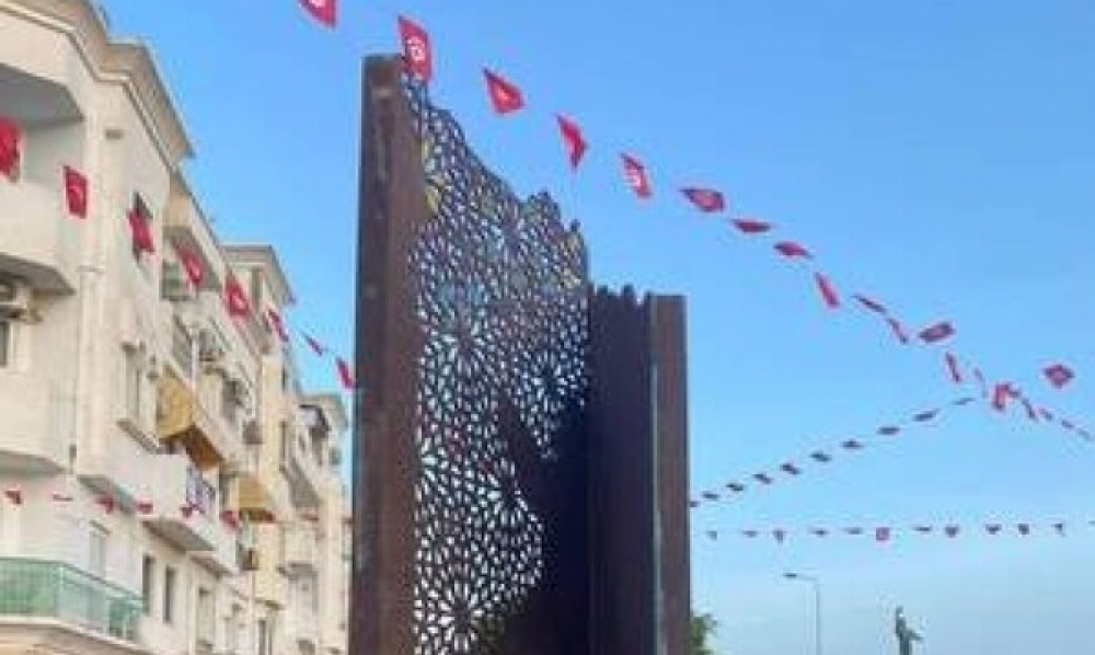 فنان إيطالي ينجز تمثالا عن "صقلية وتونس" في حلق الوادي
