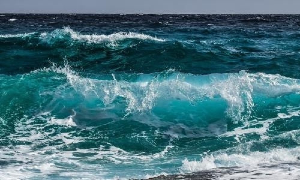 الملاحة و الصيد البحري: البحر قليل الاضطراب إلى محليا مضطرب